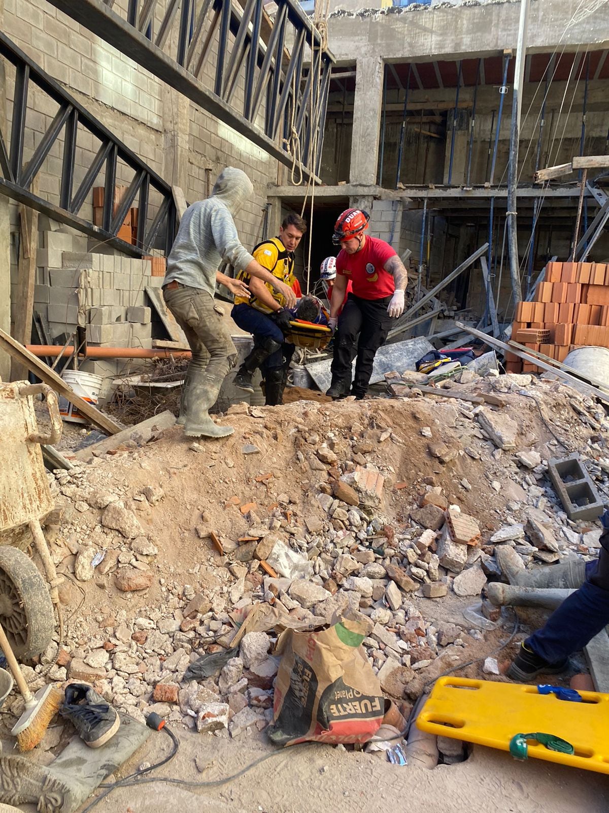 Al menos seis obreros heridos por un derrumbe en un templo evangélico de barrio Nueva Córdoba (Policía)