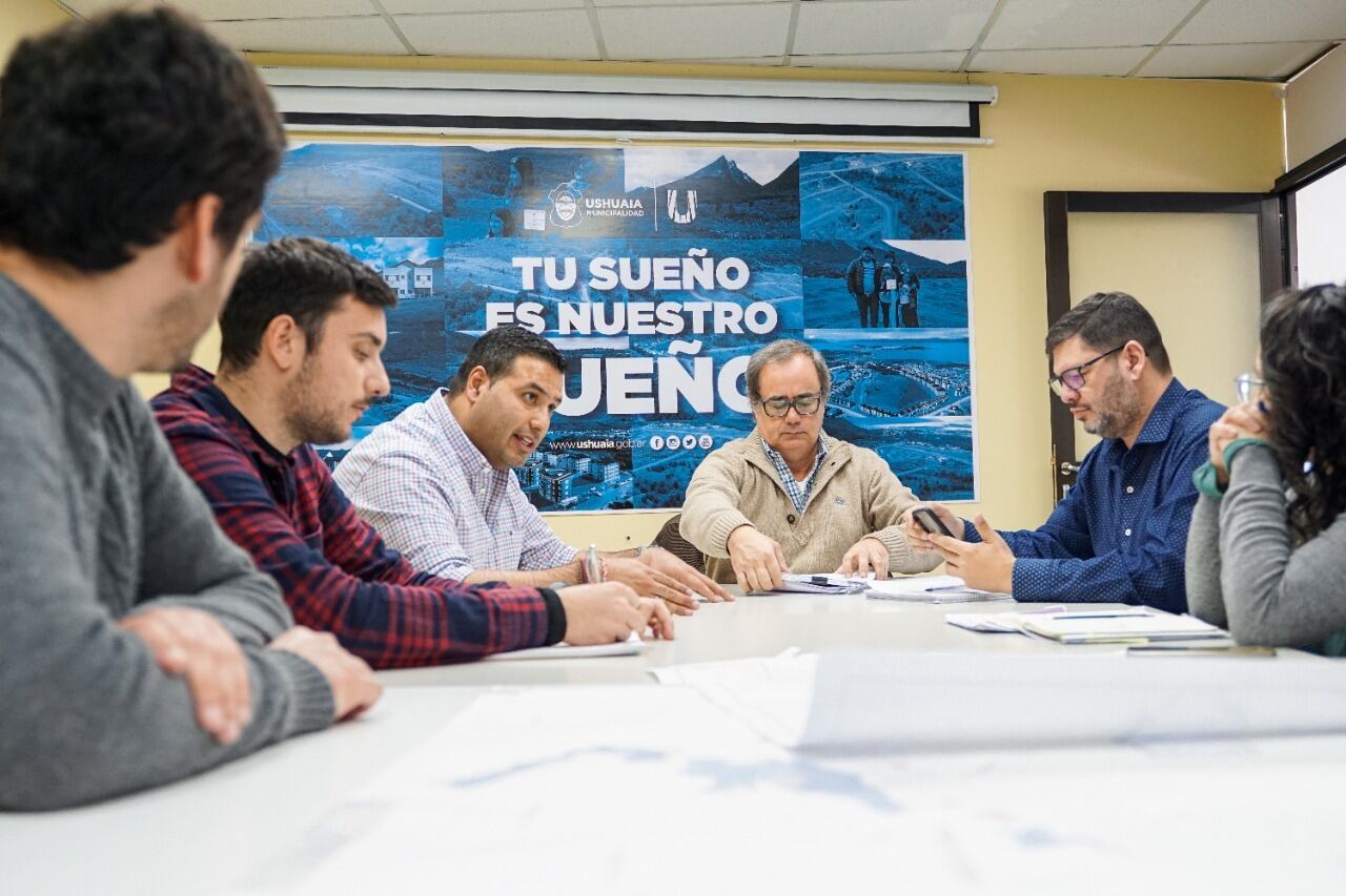 David Ferreyra, flamante secretario de Hábitat y Ordenamiento Territorial de la Municipalidad de Ushuaia, participó de la reunión donde se marcaron los puntos importantes en la agenda de trabajo, a fin de trabajar mancomunadamente.