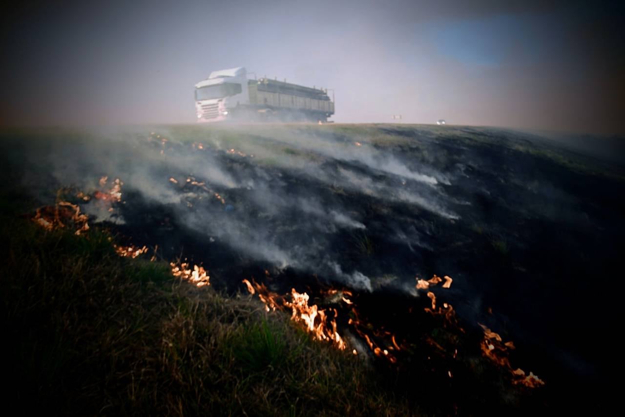 Los terraplenes de la ruta quedaron quemados por el fuego durante la tarde.