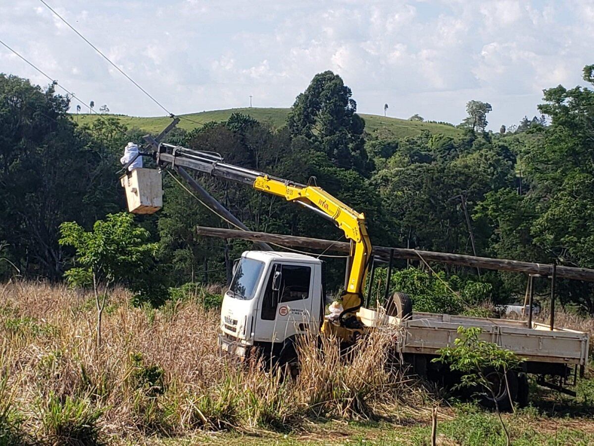 Bernardo de Irigoyen: Energía de Misiones trabajó en recambio de postes.