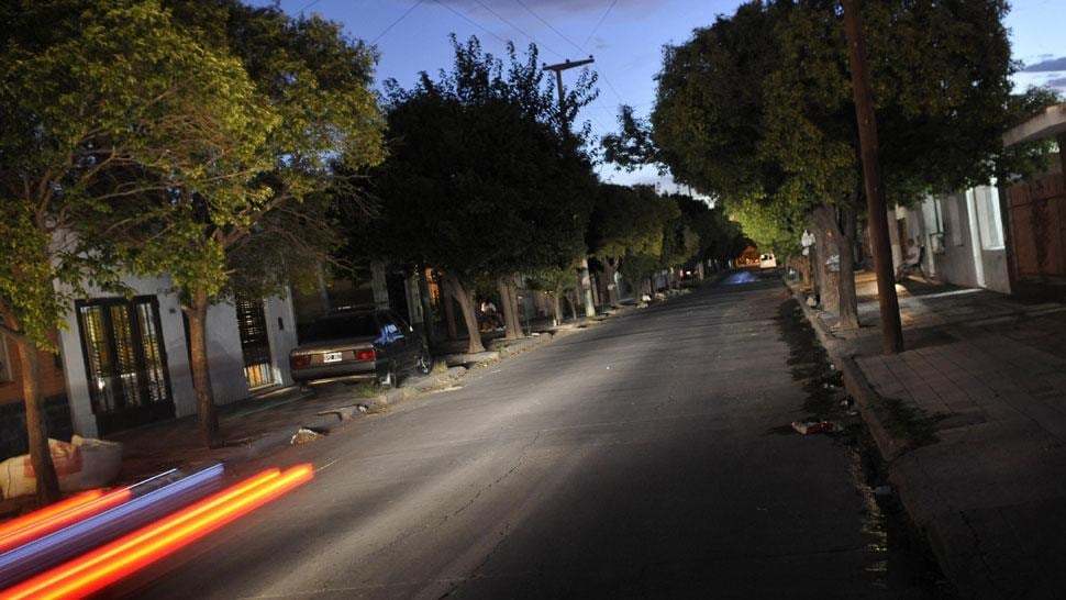 Los jóvenes tomaban bebidas en la calle cuando fueron abordados. (José Gabriel Hernández/La Voz).