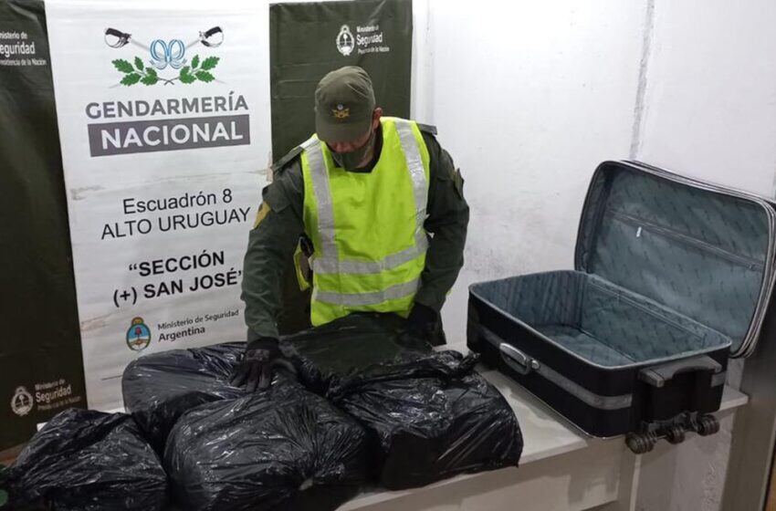 Trasladaba más de 20 kilogramos de marihuana en una valija.