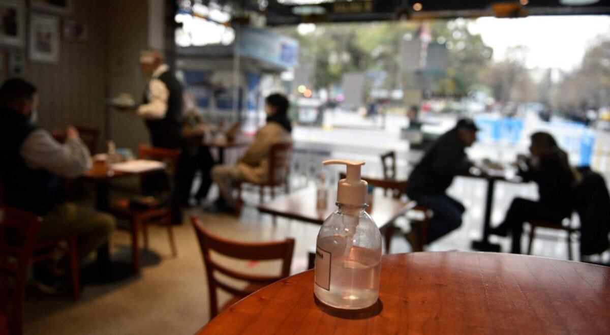 Restricciones en Santa Fe: extienden horario de la gastronomía y reabren cines y teatros