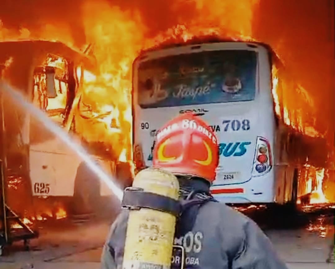 Córdoba: se incendió un taller de la empresa Fono Bus. (Gentileza)