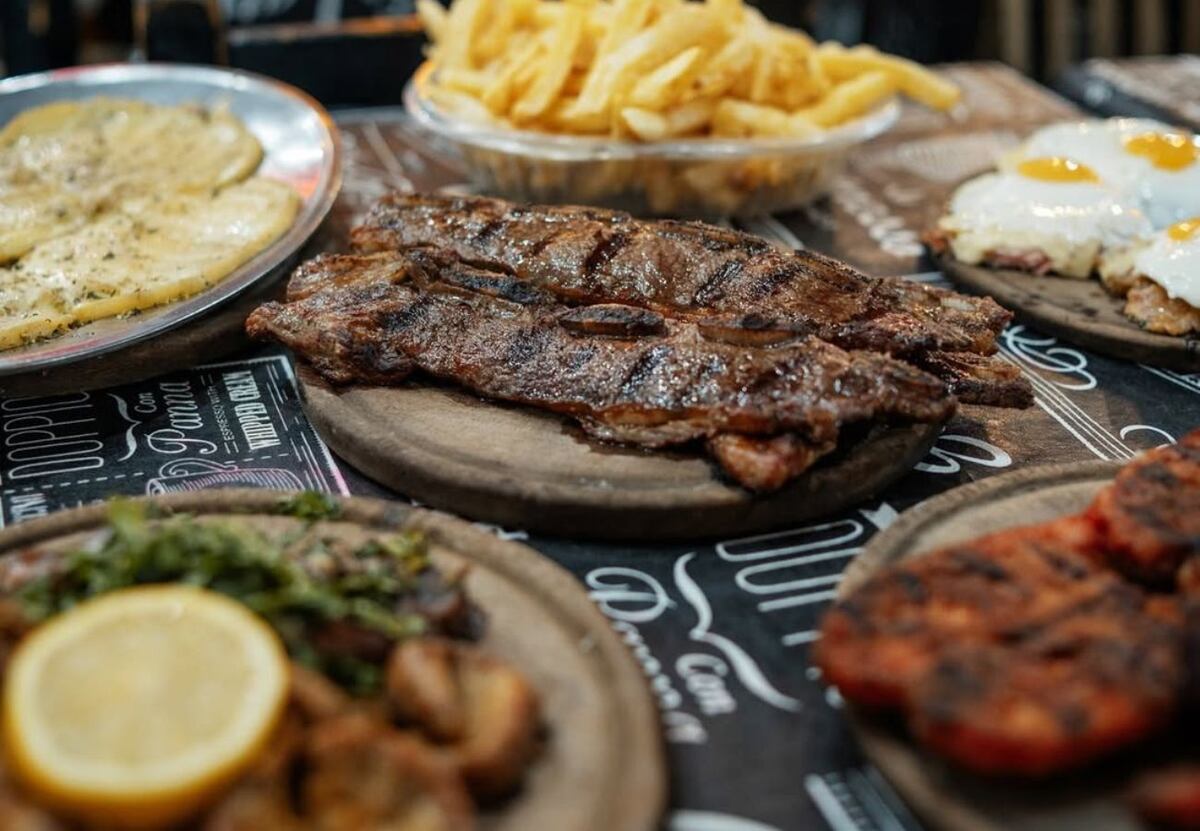 Cuánto cuesta el menú libre en la parrilla El Tano para disfrutar este Día del Padre