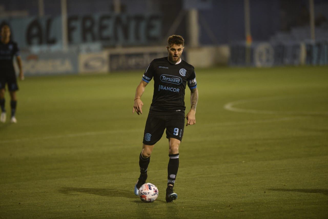 Pablo Vegetti, el centrodelantero de Belgrano, en el partido ante Temperley por la Primera Nacional. (Facundo Luque)