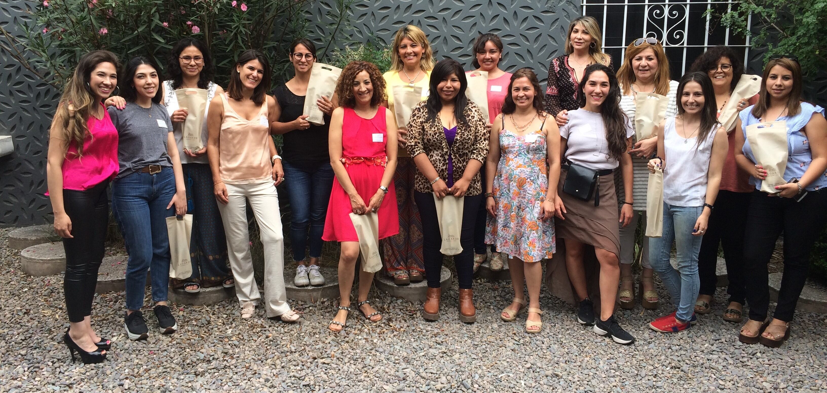 Patricia Sánchez (izq.), en su rol de embajadora de Ladies Brunch, junto a emprendedoras asistentes a una de las jornadas de la organización.