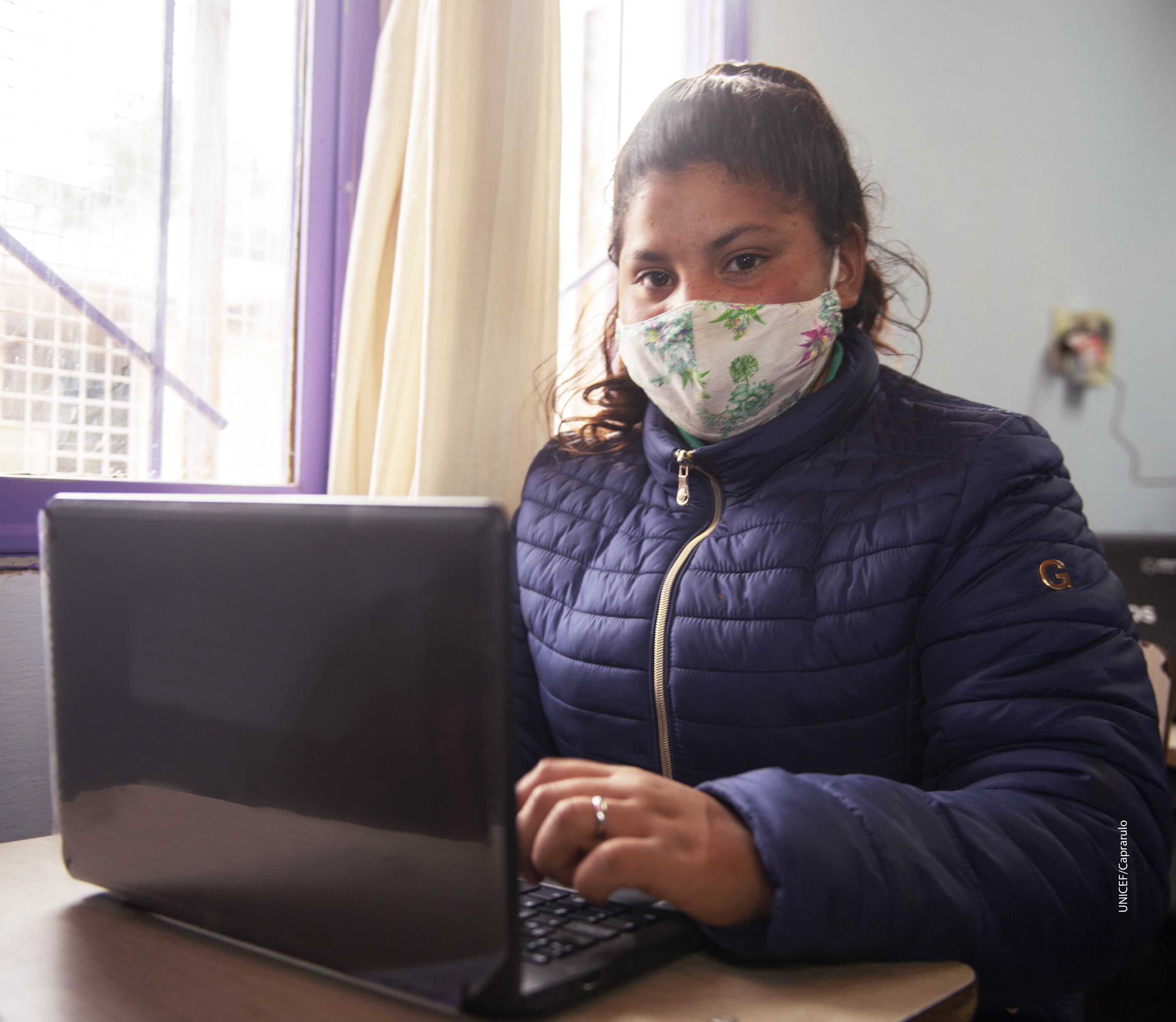 Las Secundarias Rurales mediadas por Tecnologías (SRTIC) es un proyecto que comenzó en 2021 para asegurar que chicas y chicos puedan acceder y finalizar la secundaria en su comunidad.