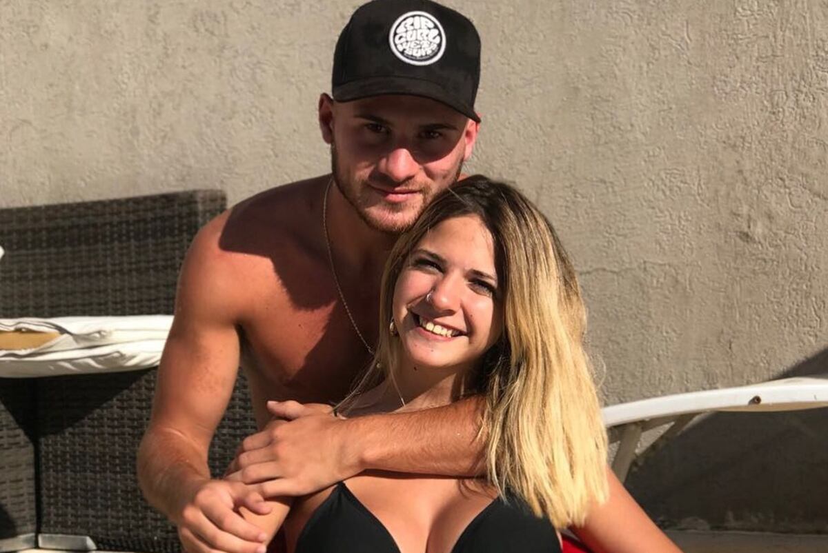 Ailén Cova lució un vestido total black ultra escotado en sus románticas vacaciones con Alexis Mac Allister