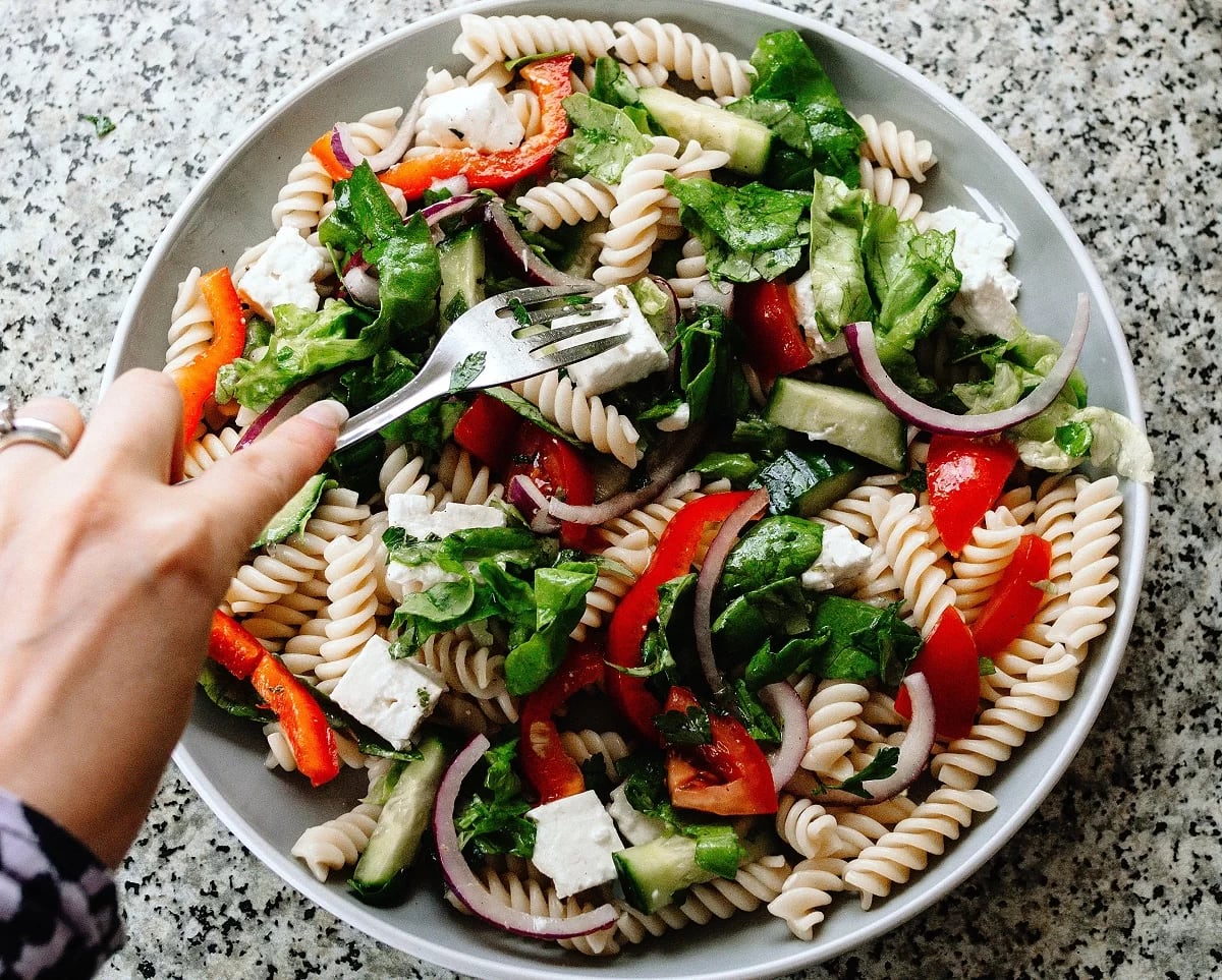 Comer fideos con verduras es una gran opción.