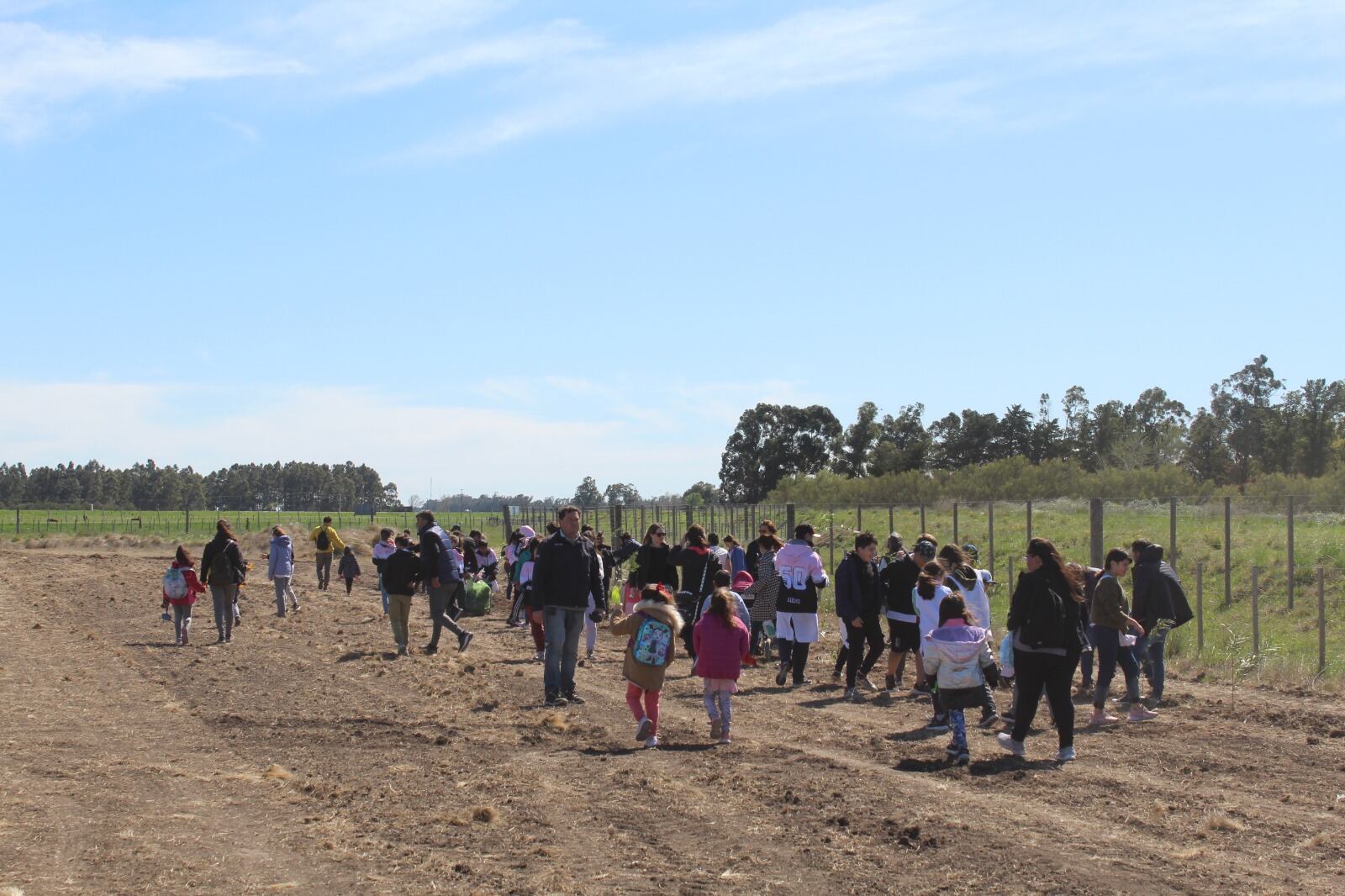 Tres Arroyos: Se realizó la jornada de forestación en el Polo Educativo