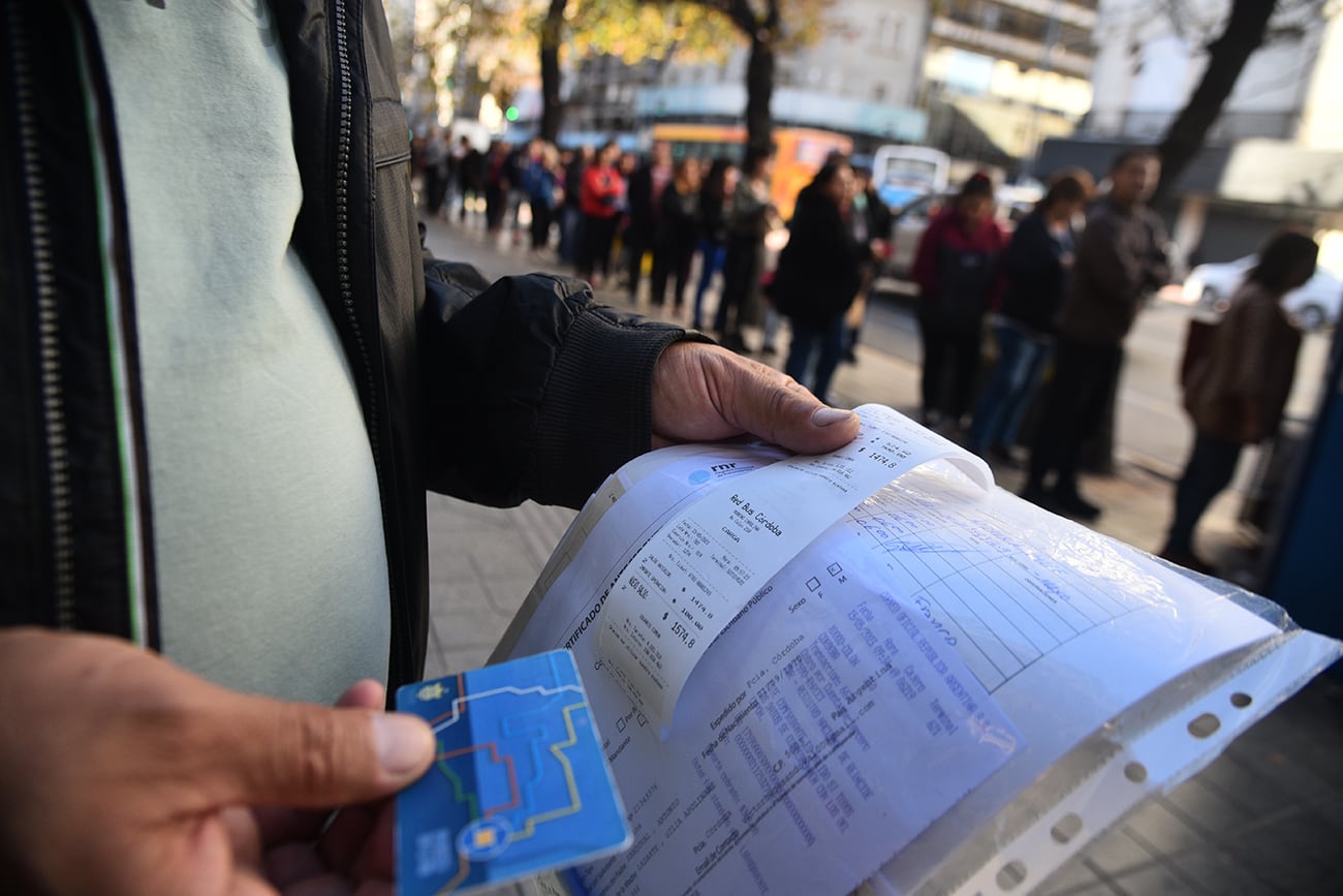 Red Bus. Largas colas para la recarga de
tarjetas del transporte público de la ciudad de Córdoba. (Pedro Castillo / La Voz)