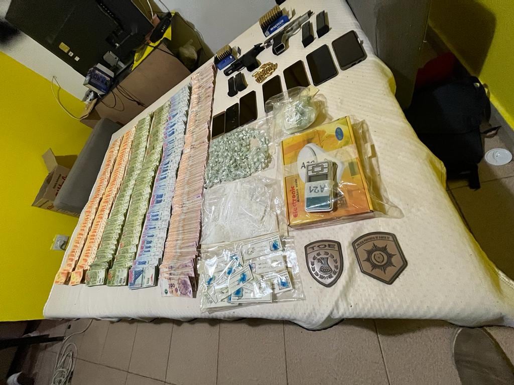 La policía encontró más de 320.000 pesos en efectivo cuando allanó la casa ubicada sobre Polledo al 4100.