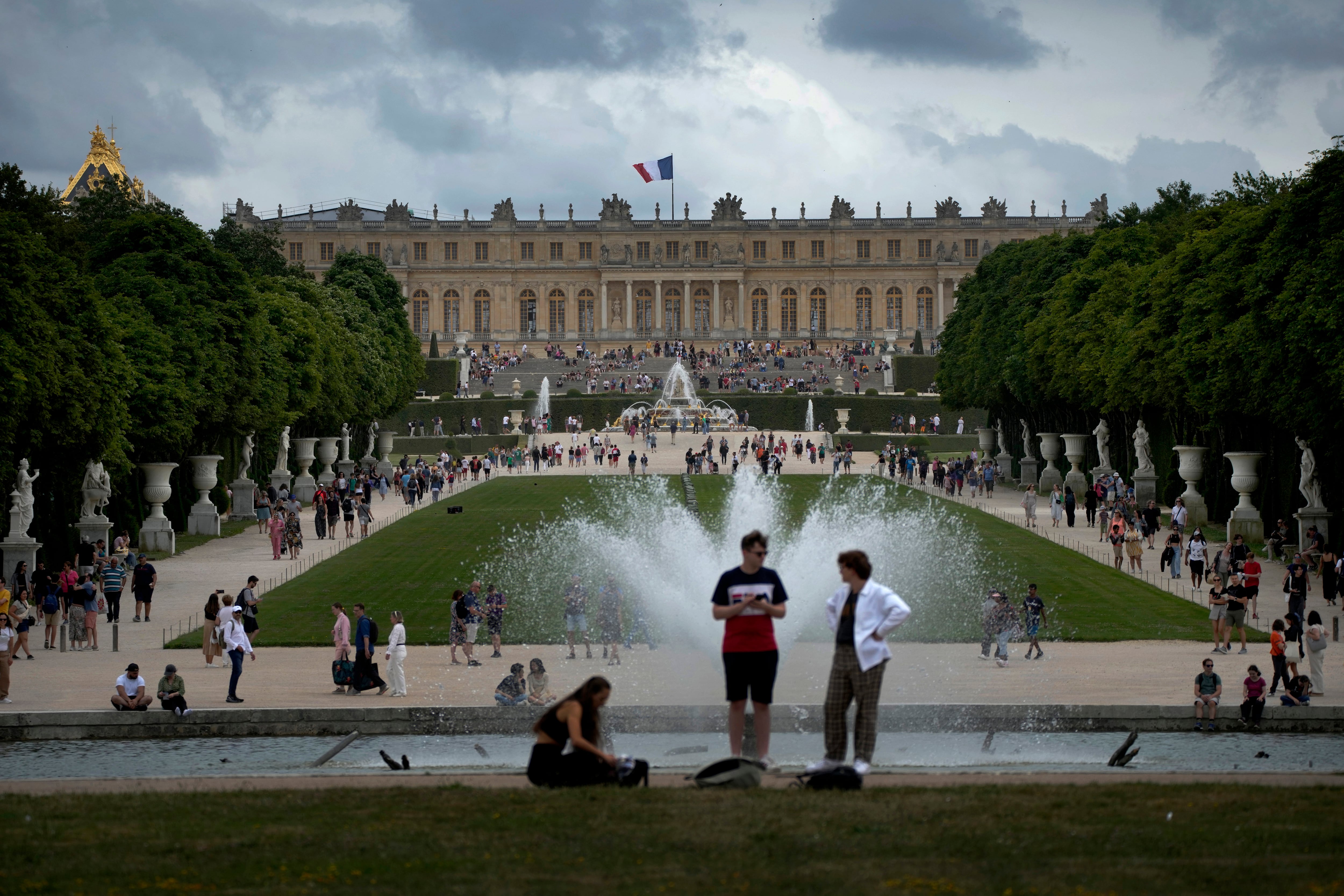 Turistas vistan el Palacio de Versalles y sus jardines en las afueras de París, 15 de julio de 2023. (AP Foto/Christophe Ena, Archivo)