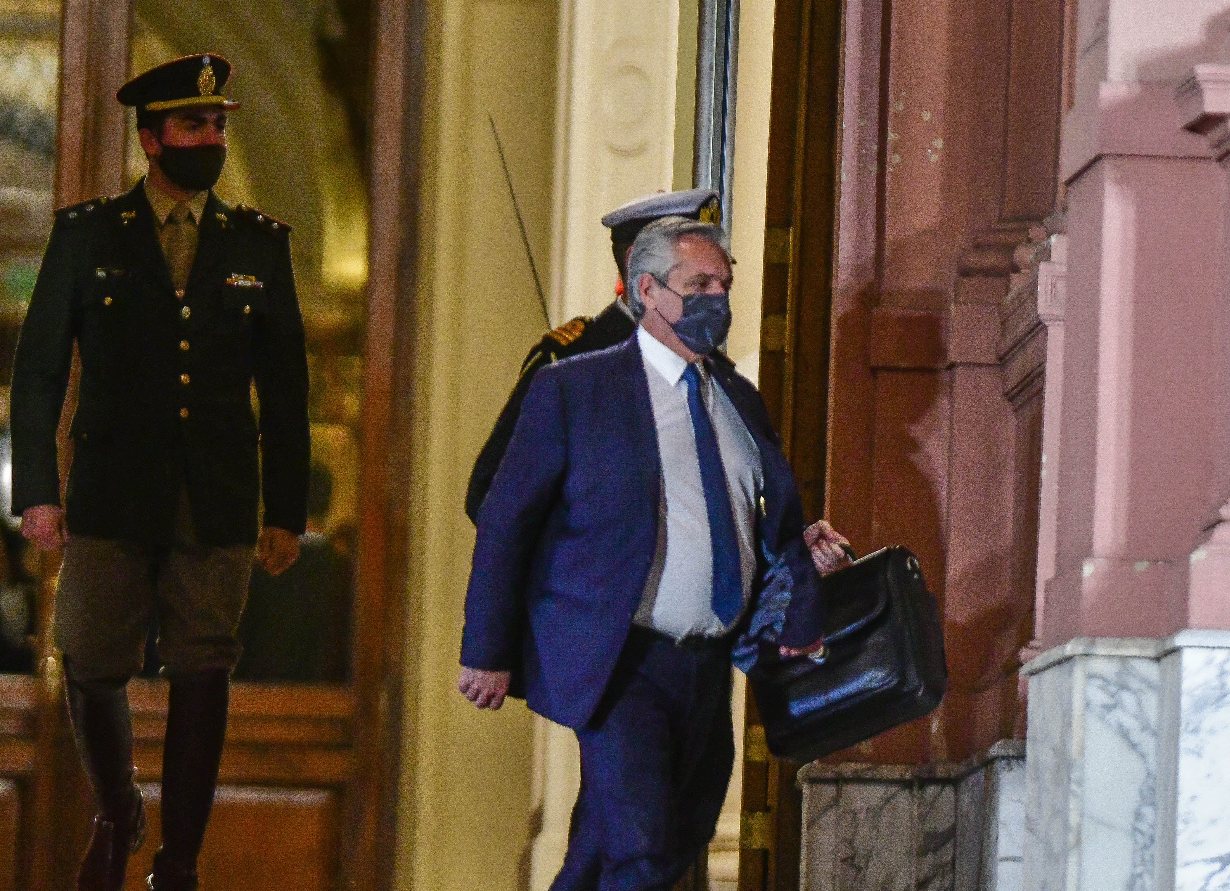 Alberto Fernández saliendo de Casa Rosada Foto Federico Lopez Claro.
