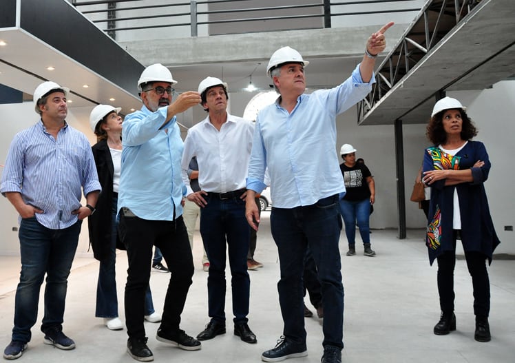 En la fotografía, el intendente capitalino Raúl Jorge conduciendo una recorrida del gobernador Gerardo Morales y el ministro Carlos Sadir, por las obras de remodelación del Mercado Municipal "6 de Agosto" de San Salvador de Jujuy.