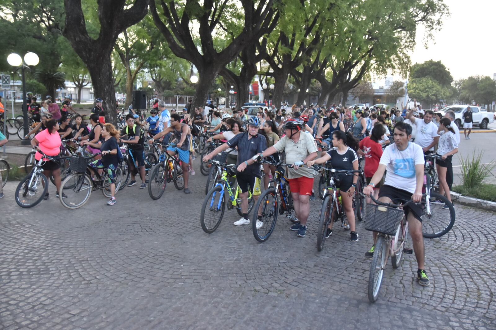 Bicicleteada nocturna en el verano rafaelino