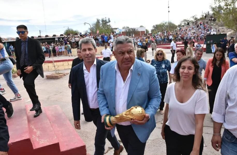 Chiqui Tapia ofrendó la Copa del Mundo a la Difunta Correa, como había prometido.