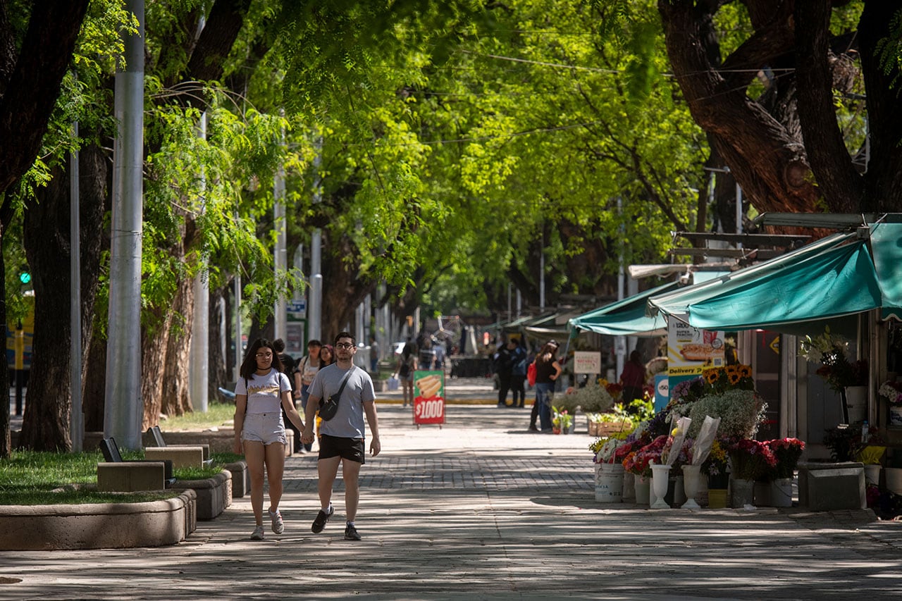 El paseo alameda es una opción posible para aquellos que buscan una cita tranquila. 
Foto: Ignacio Blanco / Los Andes