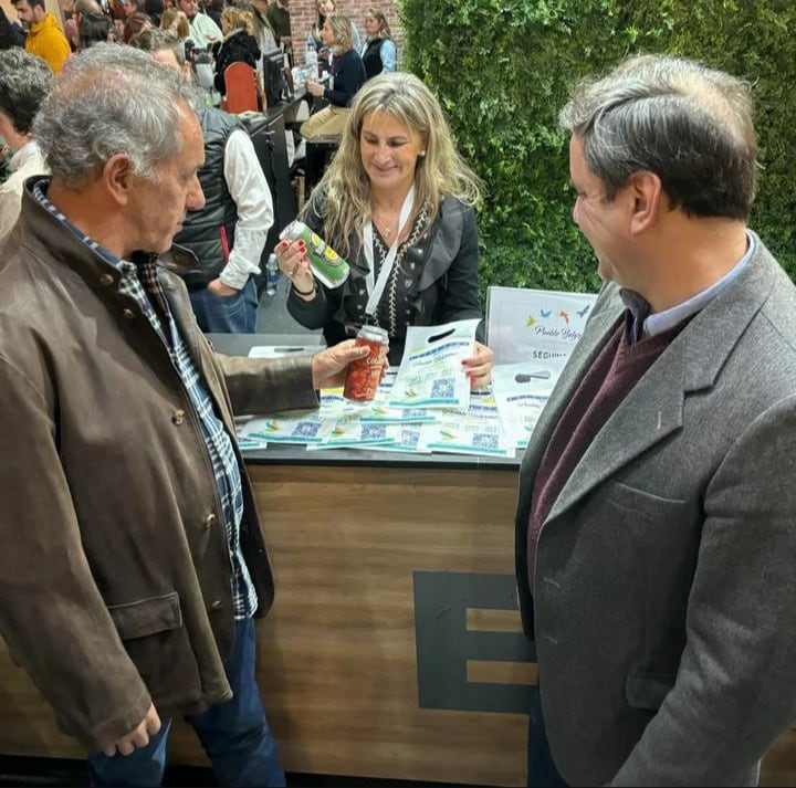 el Secretario de Turismo, Ambiente y Deportes del Ministerio del Interior, Daniel Scioli en Stand de PGB