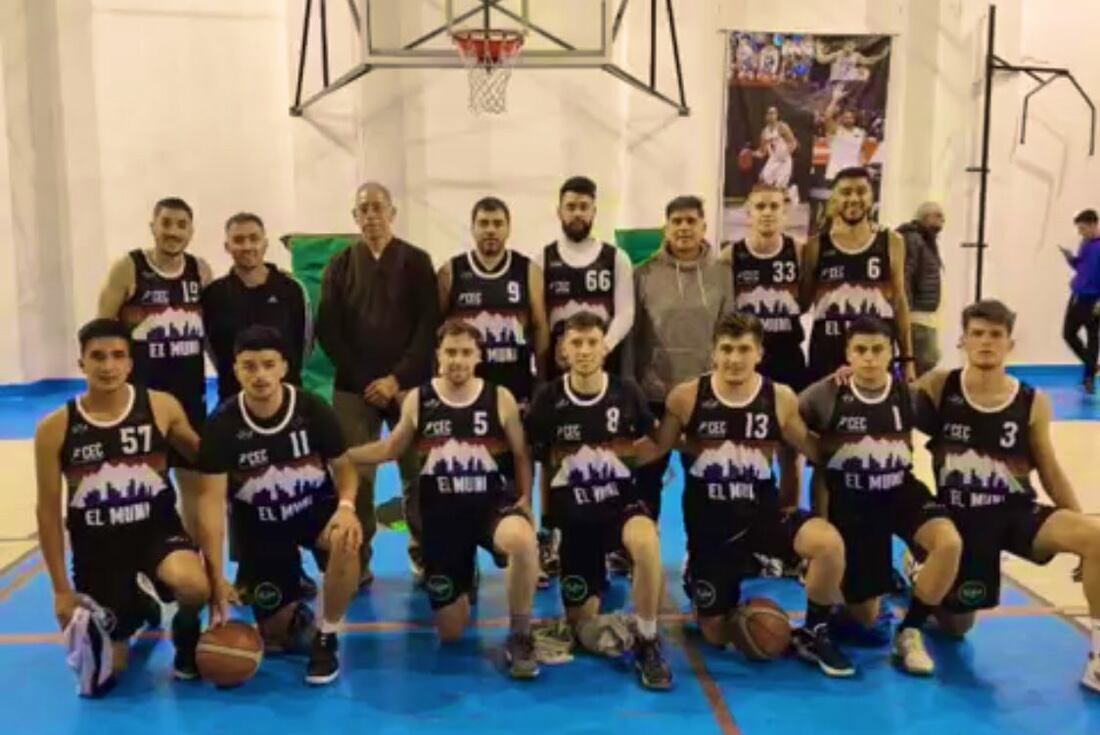 El equipo de Municipalidad que participa en la ACBB con la camiseta similar a la de Denver Nuggets que homenajea a Facundo Campazzo. (@Solcito_Avila)