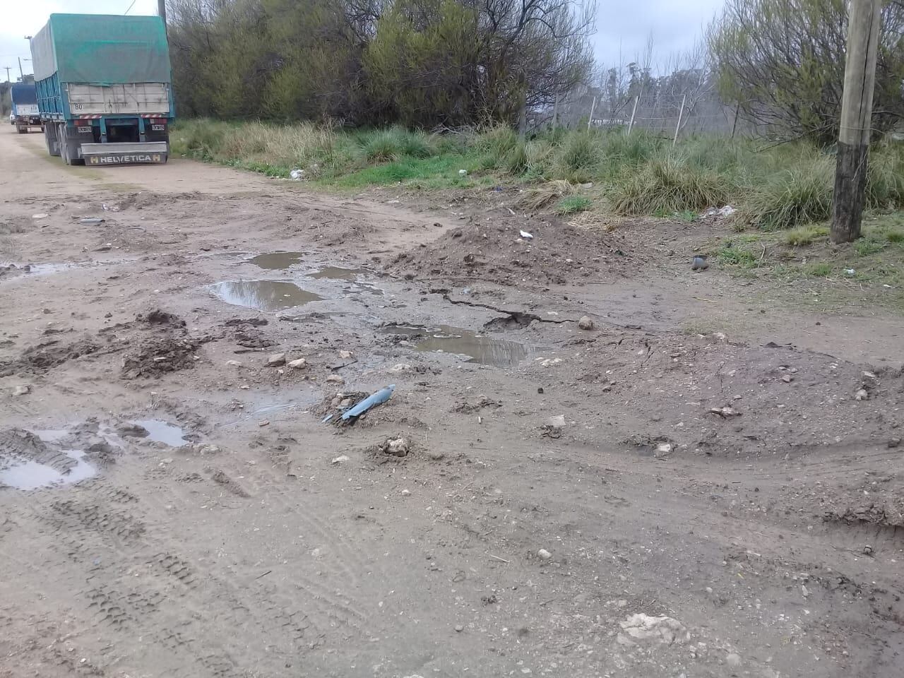 Frente al Jardín de Infantes de la Escuela Nº 18, se rompió la calle para abastecer de agua y cloacas, a un nuevo predio que fue loteado, luego de los trabajos, la calle nunca se arregló.