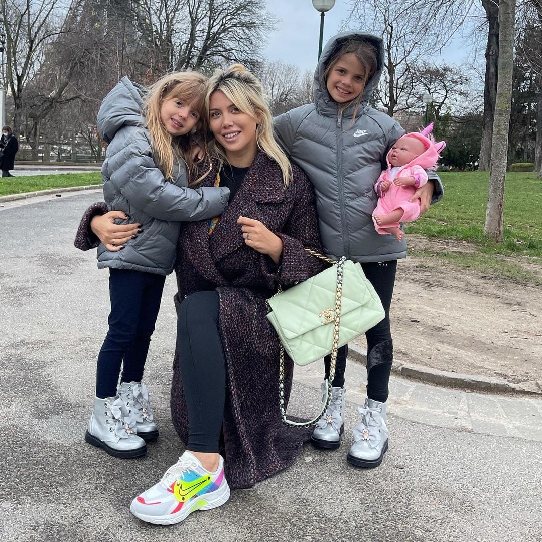 Wanda Nara posando junto a sus hijas.