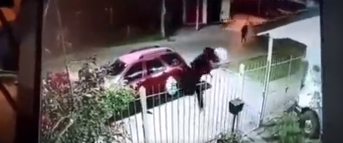 Longchamps: el video del asalto piraña a un joven que saltó una reja para salvarse de una golpiza