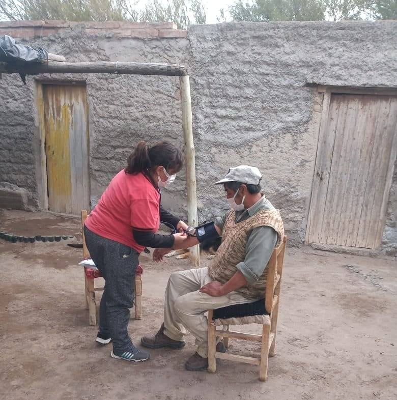 Control de salud a los vecinos que viven en los puestos en la zona de montaña. 