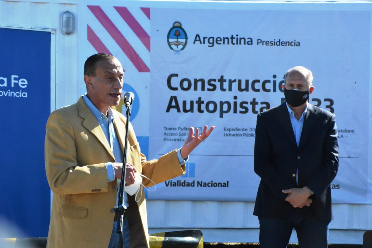 Firma de acta de inicio de obas de la Autopista RN33