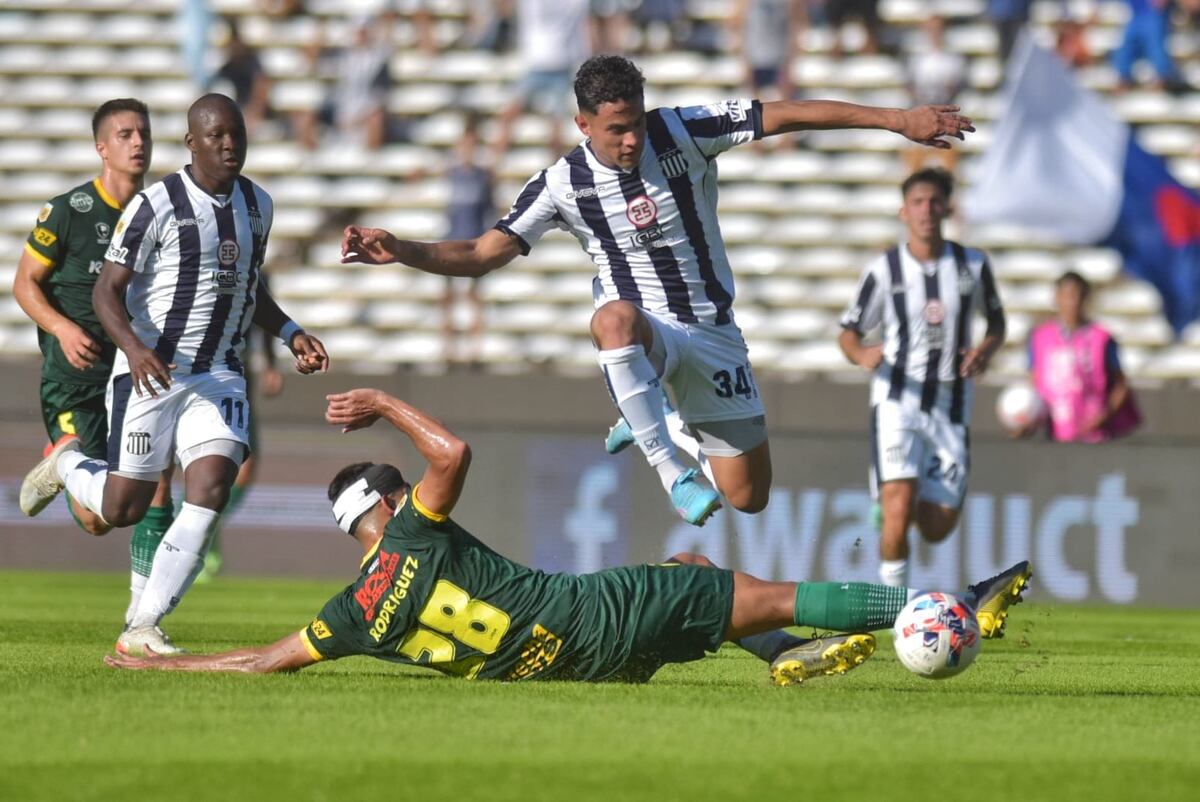 ¿Era roja?: la tremenda patada a un jugador de Talleres que revisó el VAR pero el árbitro solo sacó amarilla