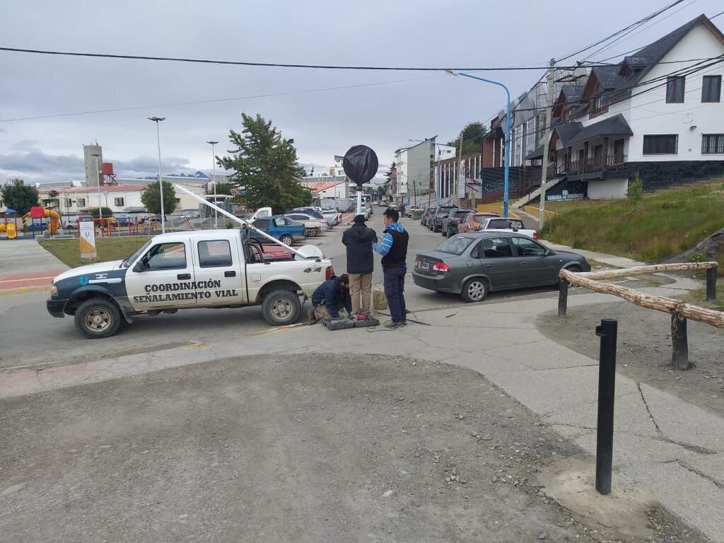 Por ordenanza municipal N° 5809 se establece un único sentido en un tramo de la calle Leopoldo Lugones, desde Pluschow hasta su intersección  con la calle Alférez Sobral, con circulación en dirección sur-norte.