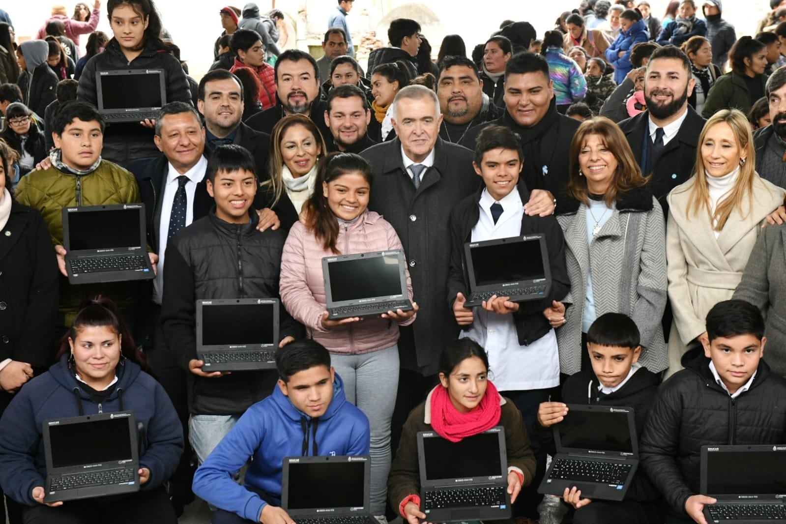 Los jóvenes muestran su felicidad: el acceso a la tecnología abre mayores oportunidades.