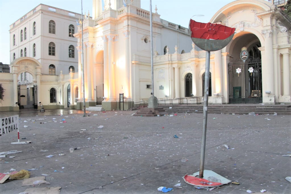 El espejo parabólico de la esquina de Belgrano y Sarmiento fue destrozado por los vándalos, el domingo. También se observa la gran cantidad de basura que quedó en la vereda de la Iglesia Catedral.