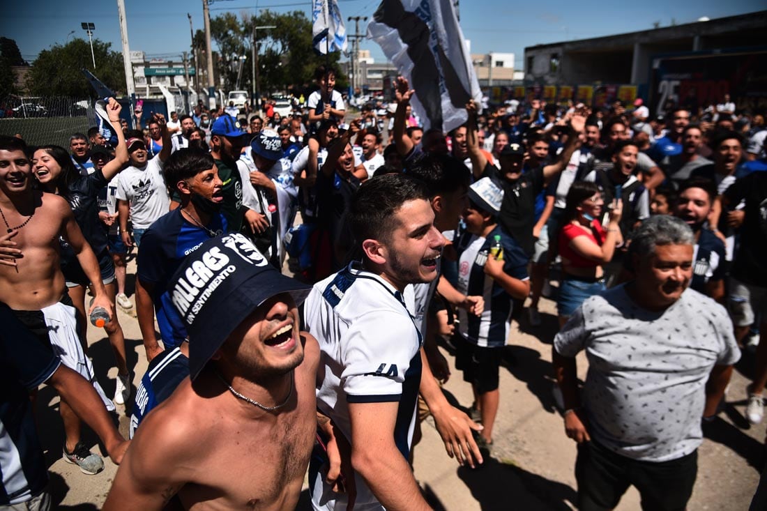 Hinchas de Talleres en la Boutique de Barrio Jardín esperan ver el ultimo entrenamiento  del equipo antes del viaje   a Santiago del Estero. (Pedro Castillo /La Voz)