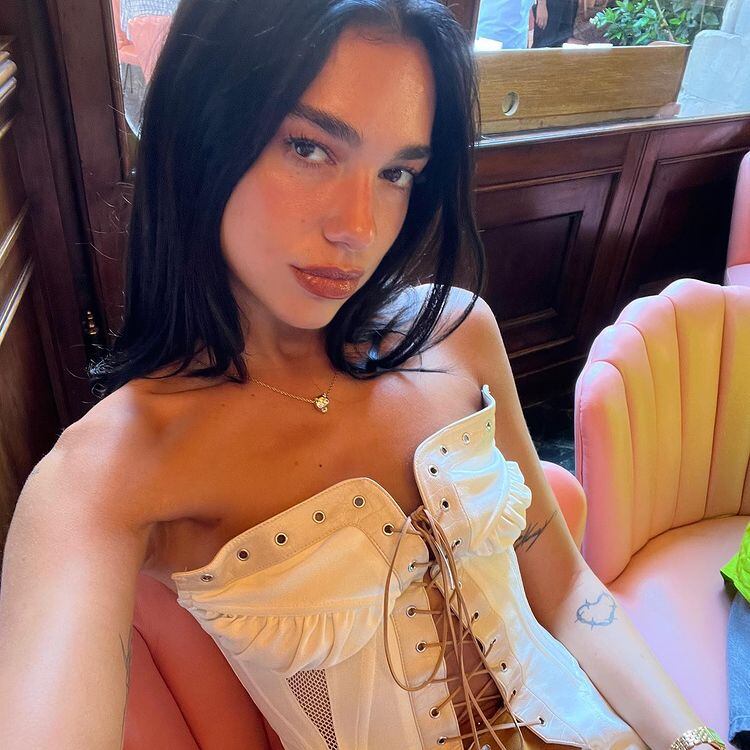 El corset que uso Dua Lipa para pasear por Italia.