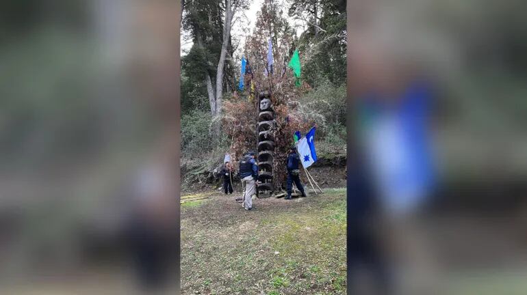 Vecinos de Villa Mascardi protestan para que saquen el altar sangrado mapuche que hay en la zona.