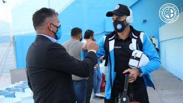 El plantel de Belgrano se va a Santiago para enfrentar a un rival afectado por la ola de casos positivos.