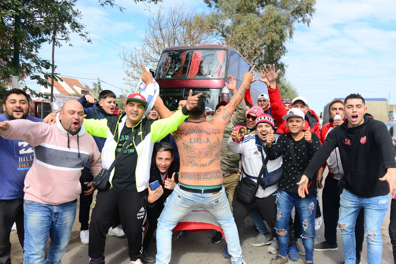 Fiesta albirroja en la ruta: los hinchas de Instituto cortaron la calzada rumbo a Santiago del Estero. (José Hernández, enviado especial)