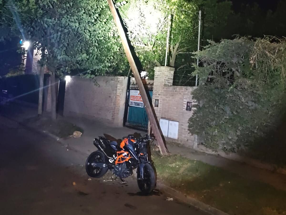 Lamentablemente el joven falleció en el acto tras chocar con su moto contra un poste.