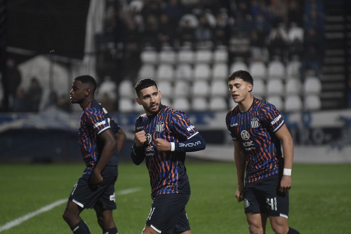 Video: Talleres empezó ganando en La Plata, por el gol de Nahuel Bustos