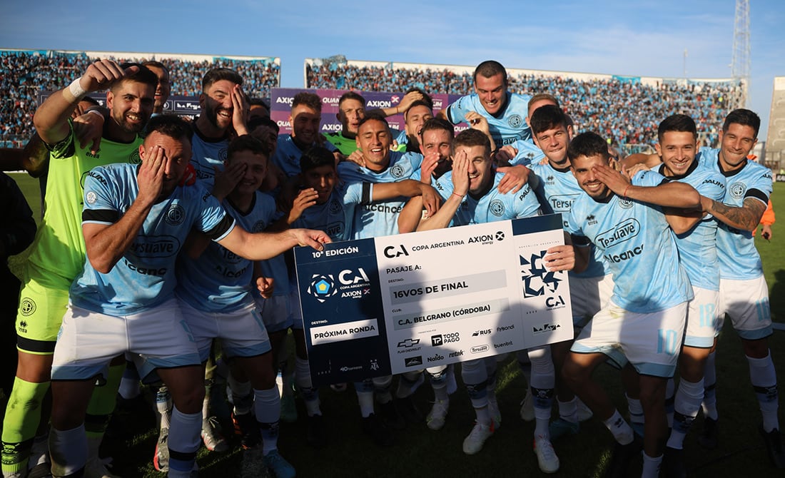 Todo el plantel de Belgrano festejó con su gente el pase de ronda en la Copa Argentina (Foto: Belgrano).