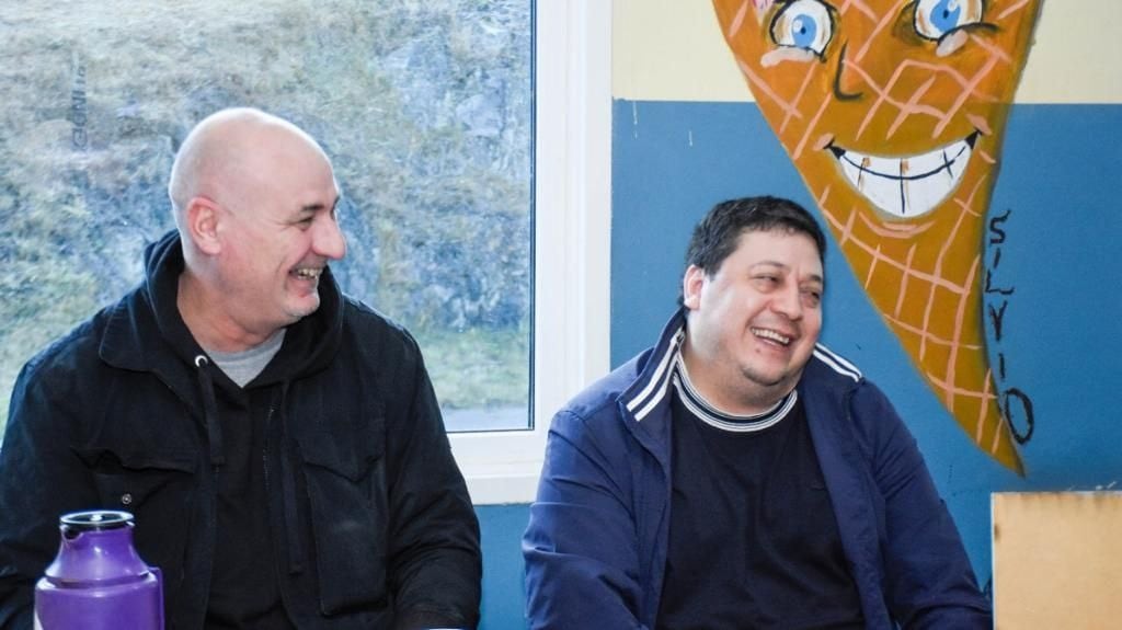 El presidente del Instituto Municipal de Deportes (IMD) de Ushuaia, Guillermo Navarro, junto al concejal Gabriel De La Vega participaron de la reunión con los directivos de la Escuela para definir detalles del evento deportivo.