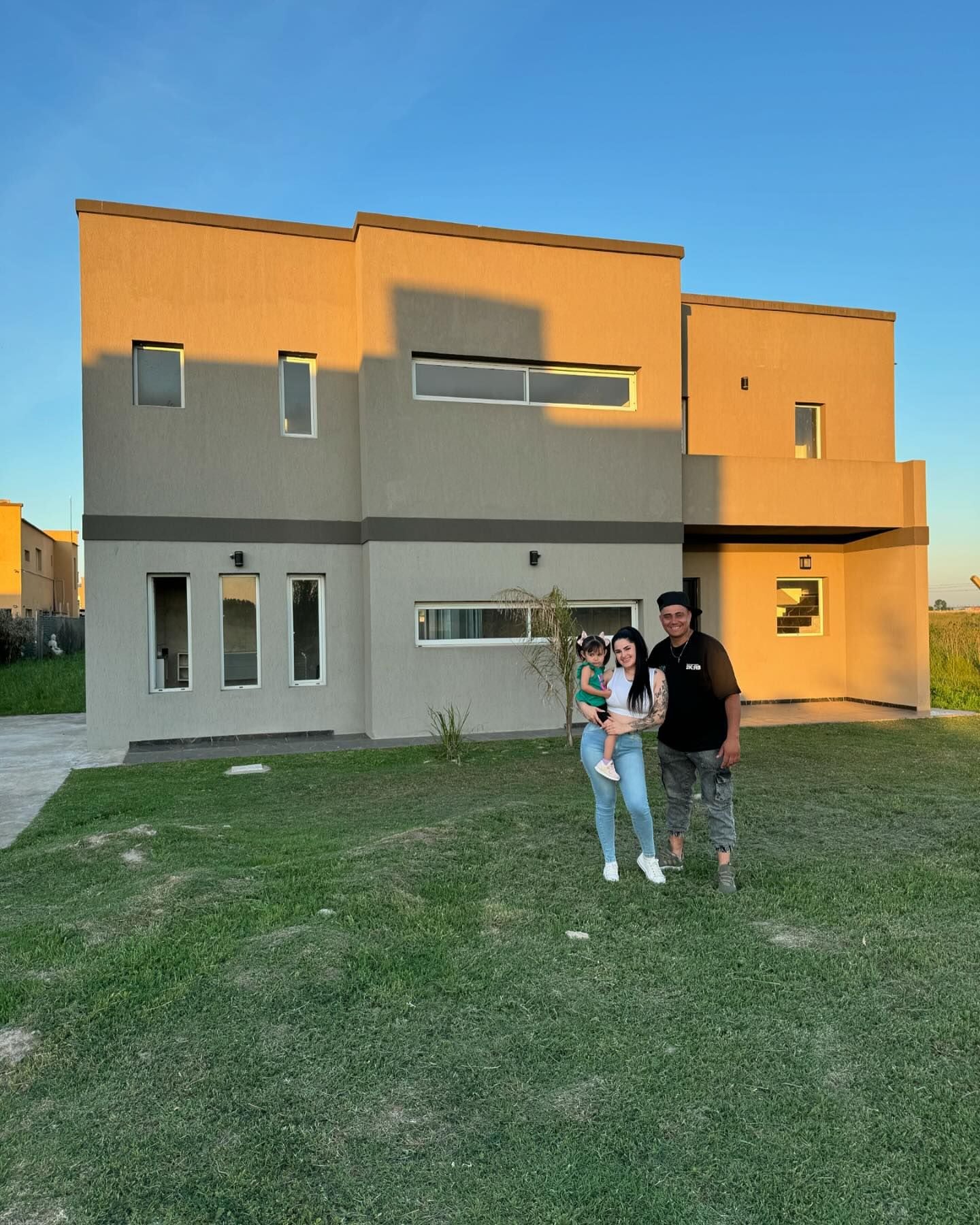 La influencer cordobesa y su familia se instalaron en la ciudad porteña y mostraron su impactante casa.