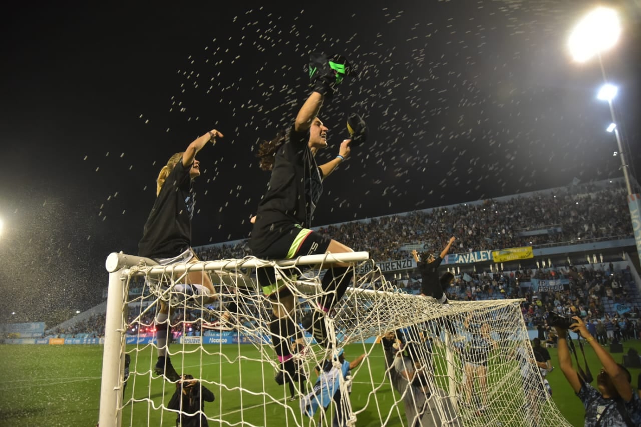 Festejos del equipo femenino de Belgrano que se coronó campeón en el fútbol de la AFA. (Facundo Luque)