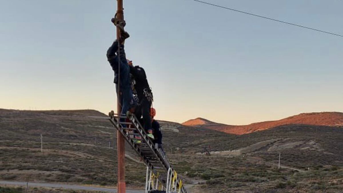 Le amputarán el brazo al hombre que intentó robar cables de un poste de luz en Chubut y se electrocutó