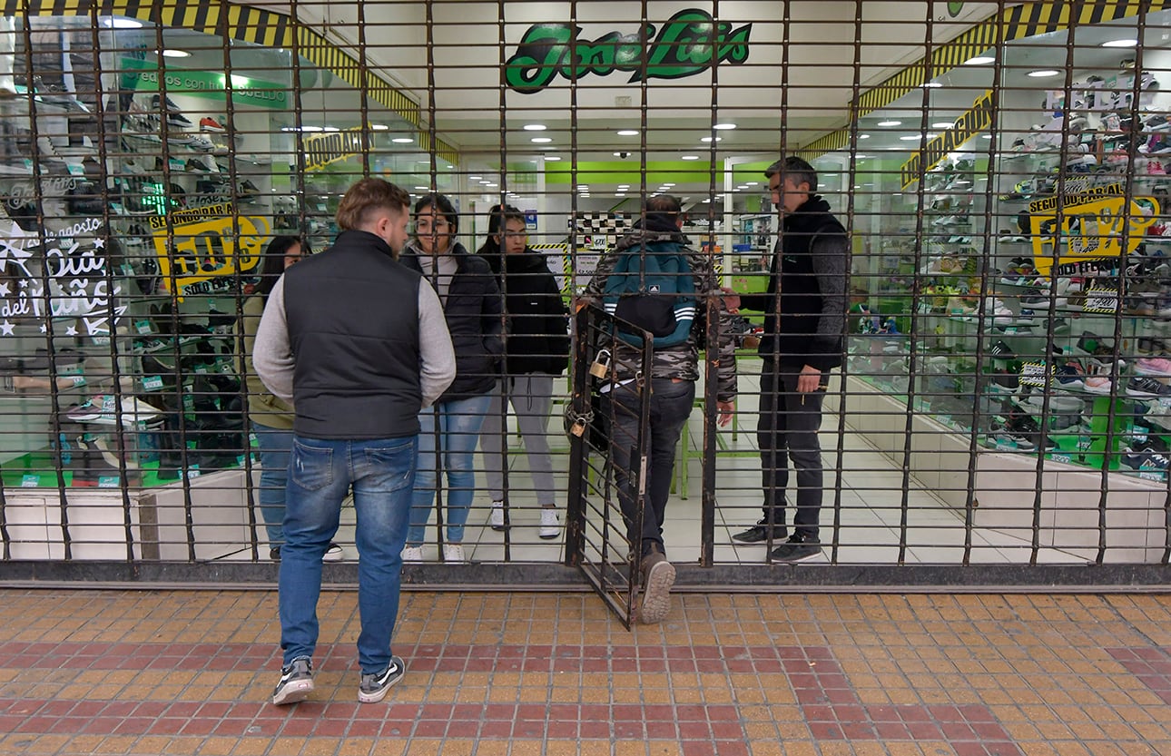 Cierran comercios del Centro por temor a intentos de saqueo o atienden con persianas bajas 
Foto: Orlando Pelichotti 
