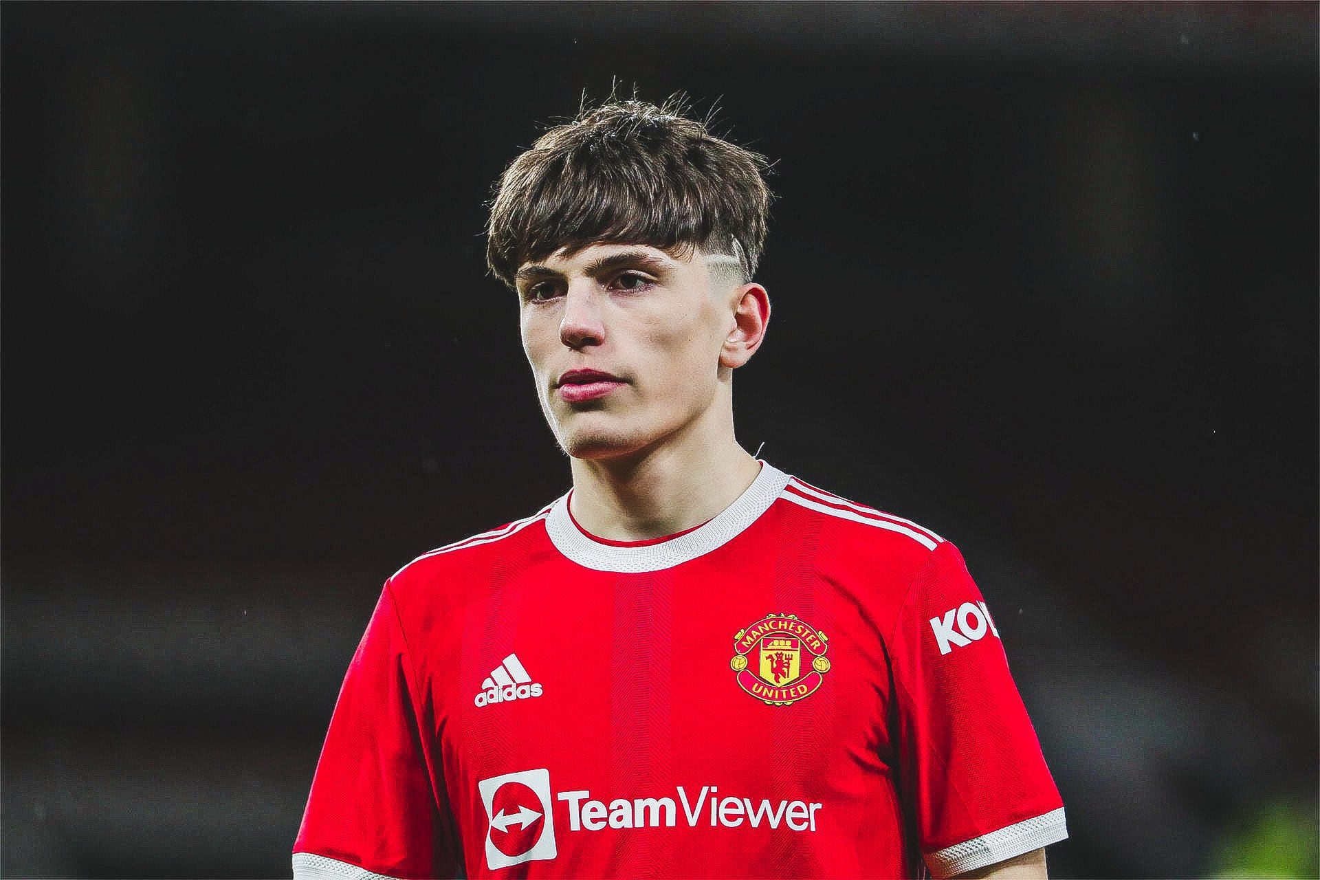 Alejandro Garnacho hizo su debut oficial en el Manchester United.