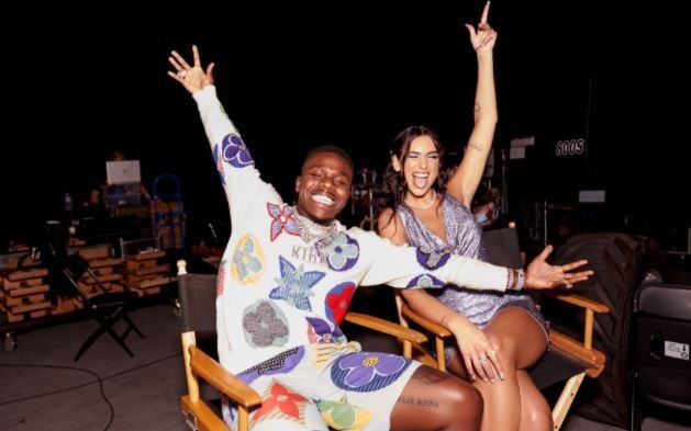 Dua Lipa con el rapero DaBaby, con el que colaboró para la canción "Levitating".