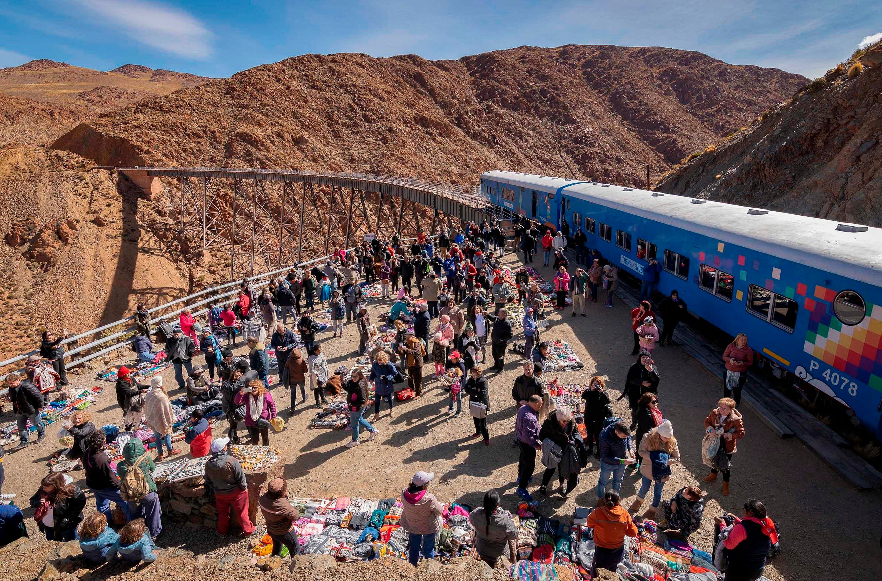 Turistas haciendo el recorrido en el tren de las nubes.